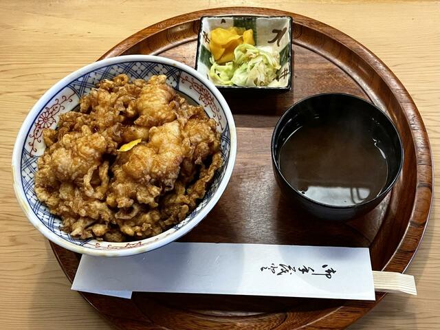 【天茂】かき揚げ丼に香の物と赤だしがついて1500円（以下すべて税込）