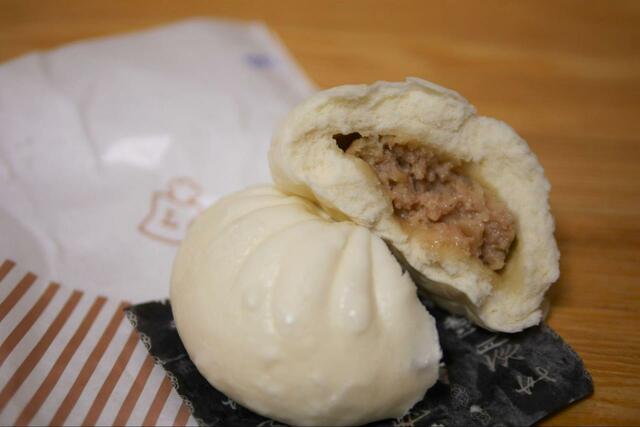 【ローソン 特製豚まん】豚肉のかたまりがごろっと！