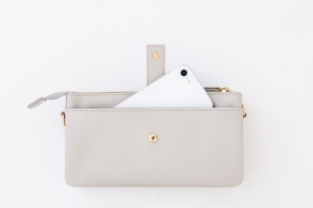 シンプルなスナップボタンつきの背面ポケット