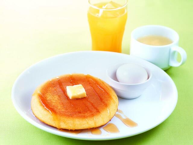 「パンケーキ＆ゆで卵セット（日替わりスープ・ドリンクバー付き）」550～700円（税込）