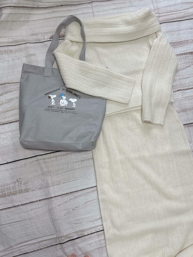 ニットのセットアップに合わせてもかわいい♪足元はスニーカーにするのがおすすめ！