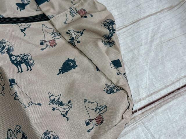 素材はポリエステル。シックでやわらかな印象のベージュカラーが◎