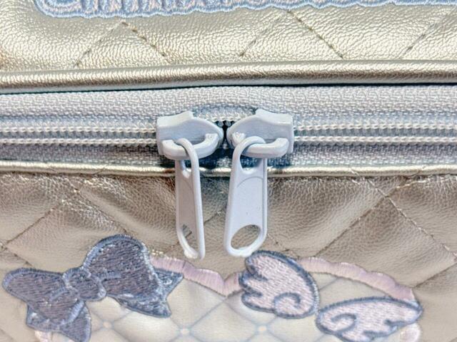 開口部はWファスナー仕様【サンリオキャラクターズ当りくじ】「3．バニティケース／シナモロール」