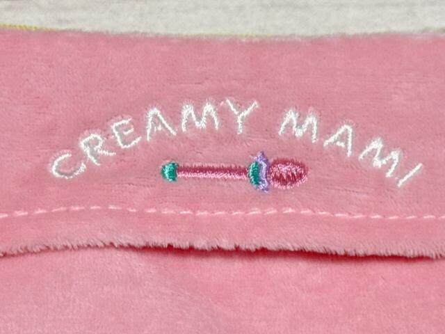 「CREAMY MAMI」のロゴとまほうのマイクの刺繍入り。背面の細部まで凝ったデザイン入りなのがうれしい！
