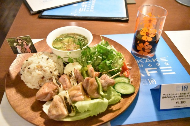 レトロな柄のコップには焼き鳥のたれ