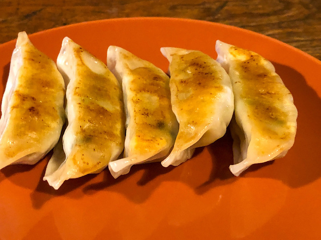 【ファミリーマート　野菜の旨みが決め手！焼き餃子】ハネなし&均等な焼き色が特徴的