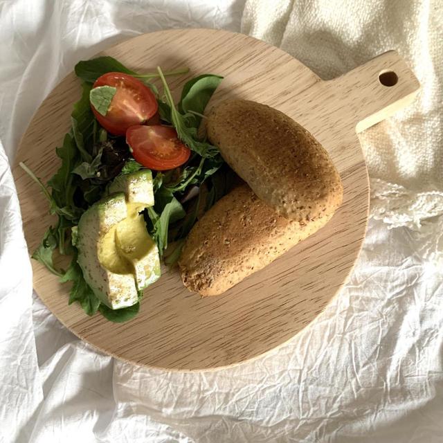 【無印良品　カッティングボード ラウンド】軽くてやわらかい、ゴムの木でできたカッティングボードです