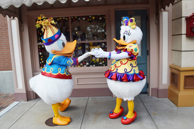 ラブラブなドナルドとデイジーを連続写真で