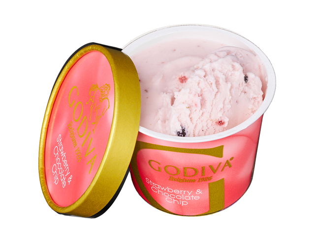「カップアイスクリーム(ストロベリー&チョコレートチップ)」<価格:ゴディバショップ:2,700円(税込)/オンラインショップ:3,564円(送料込)>【【ゴディバ×CLAMP】「保冷バッグセット」や「タンブラーセット」も発売!「ゴディバ×CLAMP コレクション」先行予約スタート!】