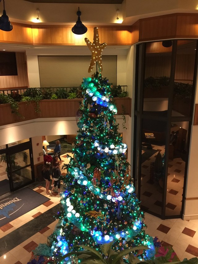 2Fから観るエントランスに飾られたクリスマスツリー