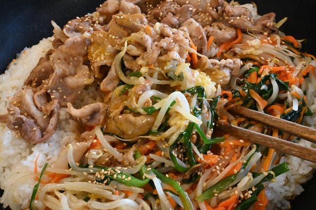 【ワンパン！石焼風ビビンバ】食べる時は混ぜて取り分けてめしあがれ！