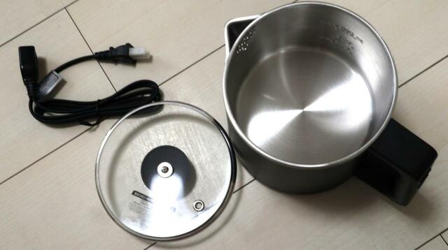 【ニトリ 1台3役の電気ケトルポット】ケトルポット本体と電源コード（長さ約1.4m）、強化ガラス製のフタ、取扱説明書がセットになっています