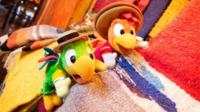 くっつきぬいぐるみ 2,500円｜東京ディズニーリゾート「ドナルドダック」関連グッズ｜販売店舗：東京ディズニーランド「ギャグファクトリー/ファイブ・アンド・ダイム」、東京ディズニーシー「エンポーリオ」｜販売日：2025年4月7日（月）