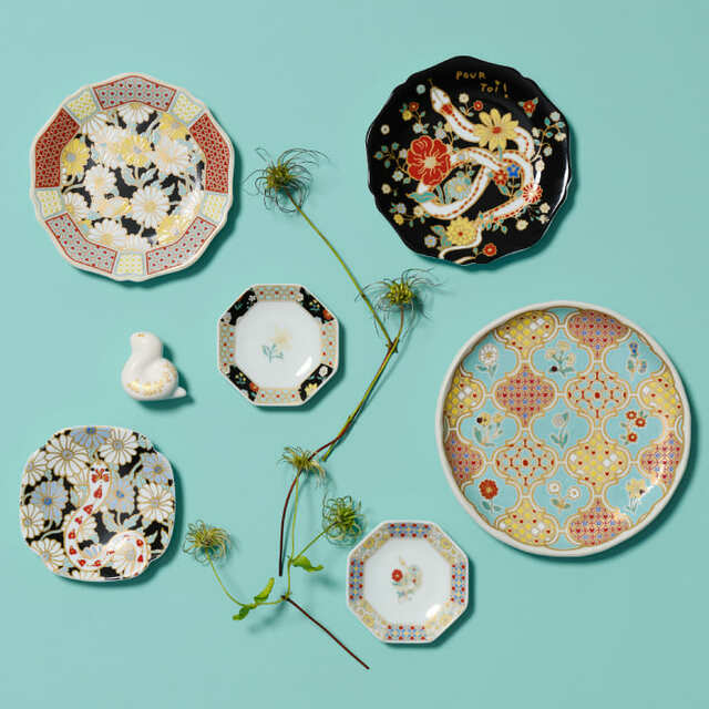 【ナタリーレテ×アフタヌーンティー】中皿九谷焼 各¥4,400、大皿九谷焼 ¥5,940、小皿九谷焼 ¥2,200、豆皿九谷焼 ¥1,650