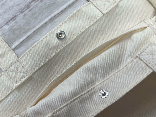 バッグの口にはスナップボタン付きで安心