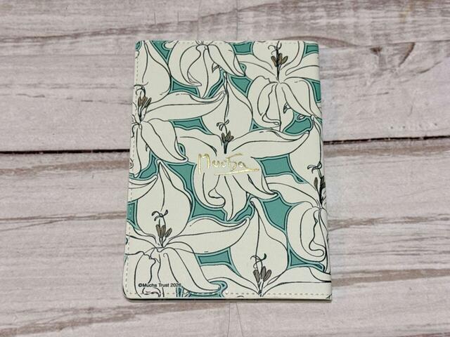 裏表紙にもミュシャのロゴ入り