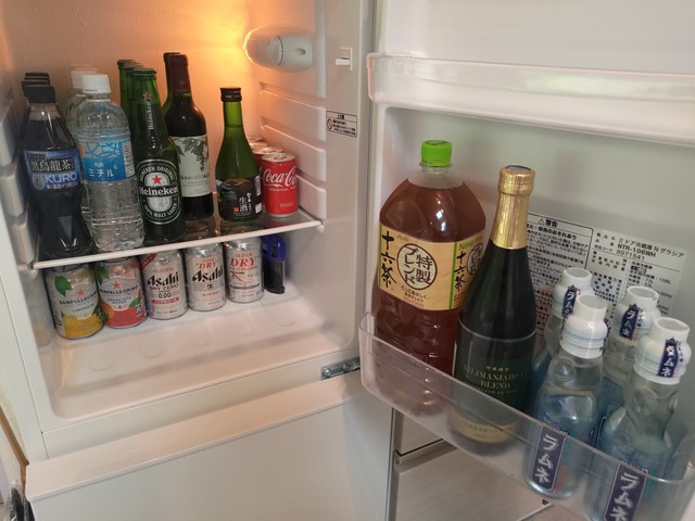 【ルトゥール京都】種類豊富なお酒などが入った冷蔵庫の中 ※有料