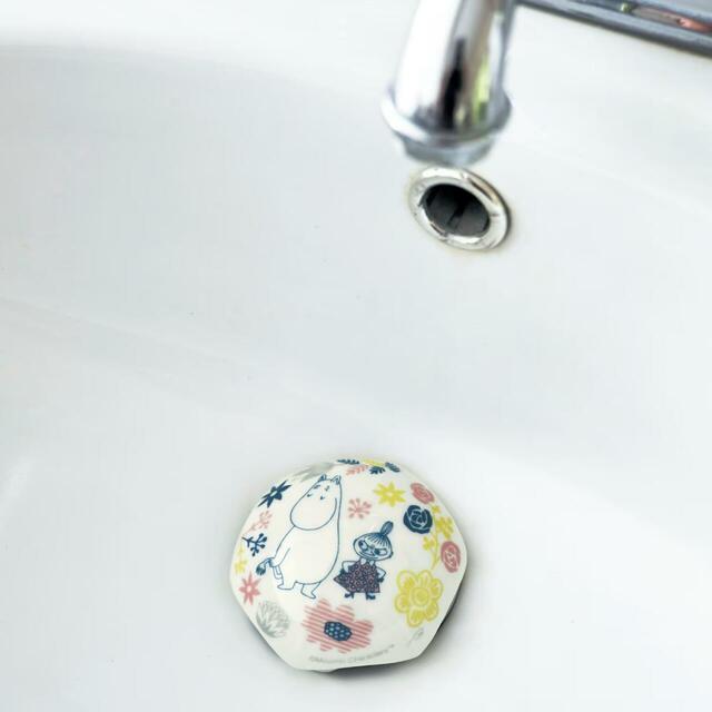 【ムーミン×ベルメゾンのおうちグッズ人気ランキング 4位】「有田焼の排水口アンブレラカバー『ムーミン』」1,890円(税込)