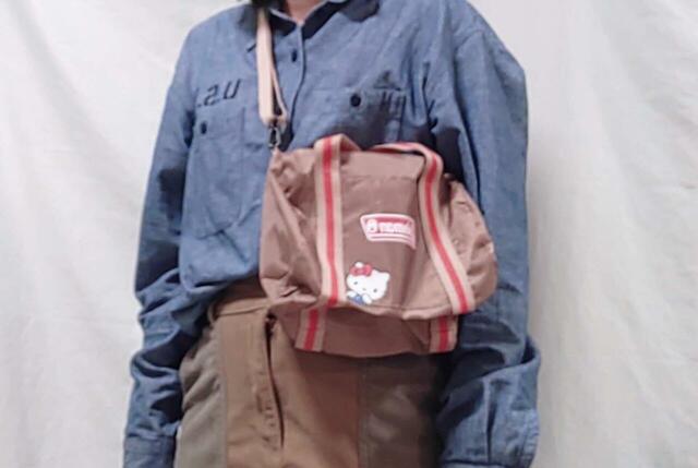 斜め掛けもできる【Coleman×ハローキティのボストン型ポシェット】