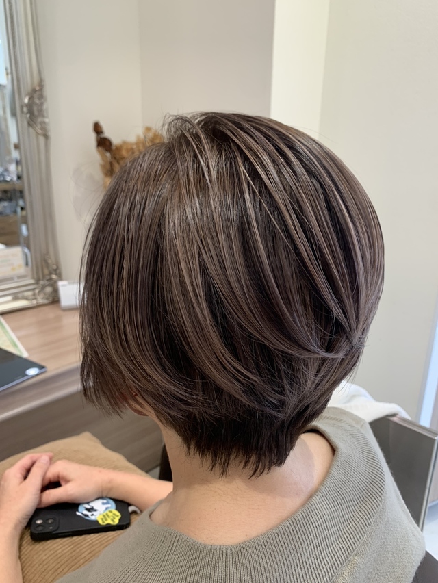 ショートヘアはトップにボリュームが出て老け見えに効果的！