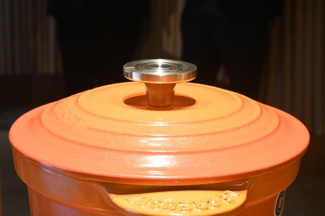 【ル・クルーゼ】ドーム型のフタが効率的に熱と蒸気の対流を促し、食材に均一に熱を伝えます