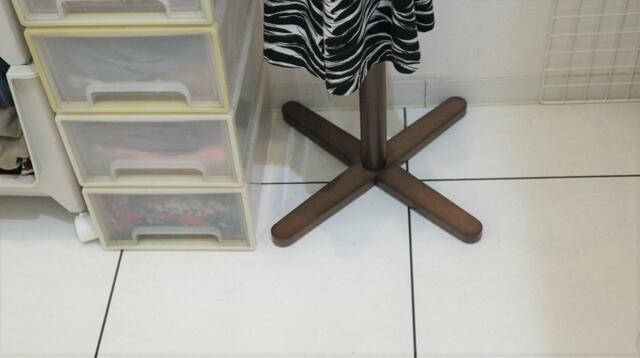 【整理整頓後】ポールハンガーは足元すっきり、圧迫感なし