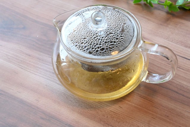 【簡単ティーアレンジ】マルゼルブをポットで抽出しているところ