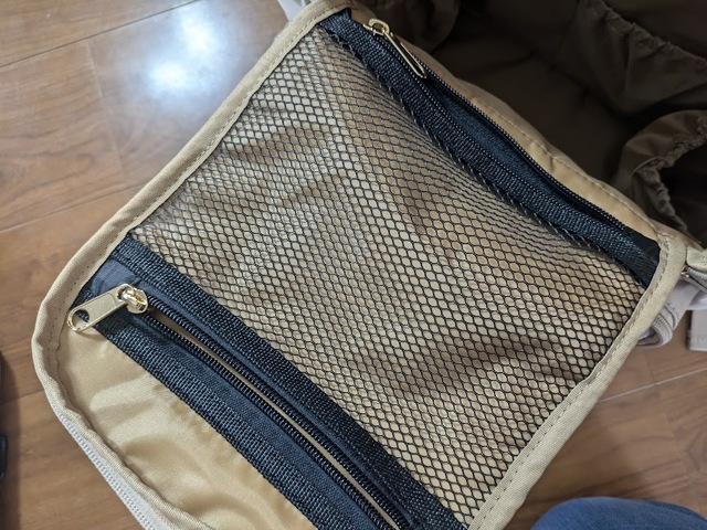 【ハニーズ 機能性多ポケットリュック】本体上部のファスナーはガバッと開けられる設計。上下にファスナー付きメッシュポケットがあります