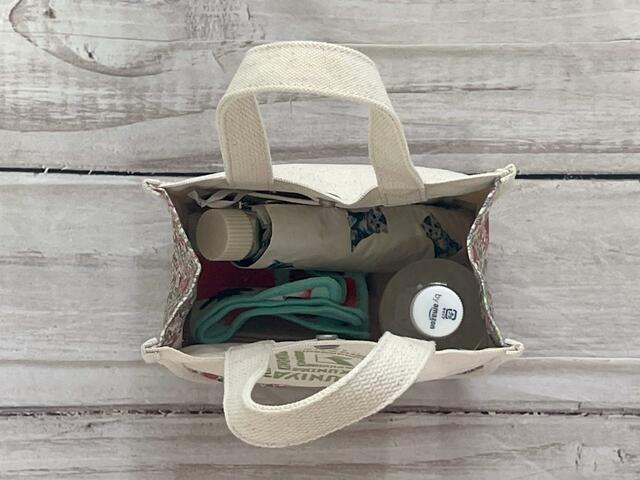 お出かけの際の持ち物を入れてみました！