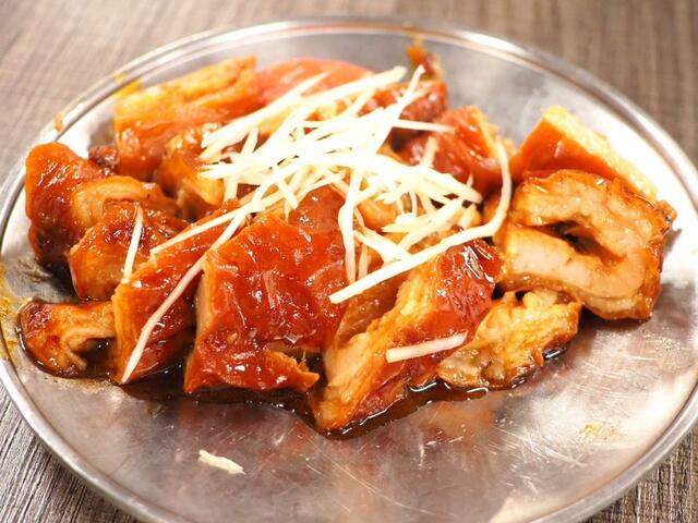 魯肉と同じ鍋でクタクタに煮込まれた「矮仔財」の大腸。しっかり味が染みていて、噛むと煮汁がジュワッと口中にあふれる