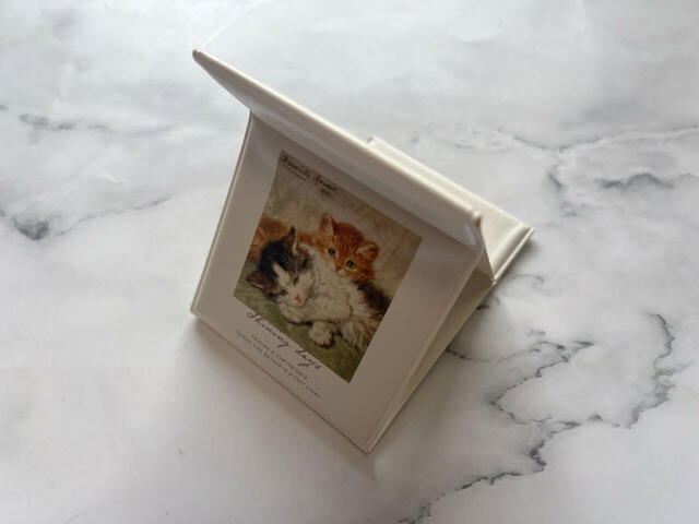 立てたときは背面に猫たちのデザインが見えます♪