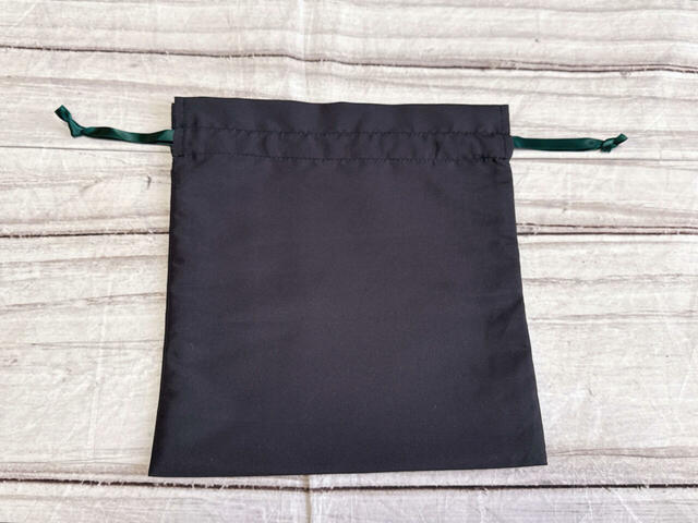 バックは装飾がないシンプルなデザイン