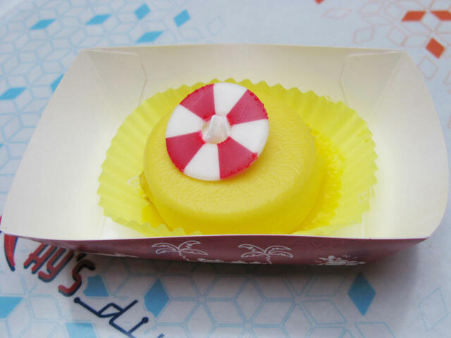 チーズケーキ 550円、スーベニアプレート付き プラス 550円