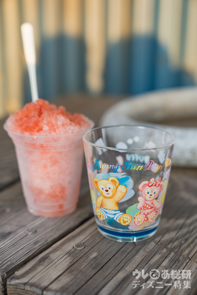 「ダッフィーのサニーファン」スーベニアカップとシェイブアイス（ストロベリー）