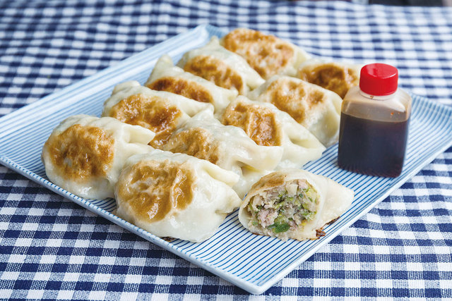 「テイクアウト餃子」の名店／手作り餃子専門店 くるみ屋 本店（八幡山）　オリジナル餃子（5個） 465円