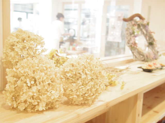 園内の至る所に飾られたドライフラワーは、子どもの想像力を養う上でも大事な役割を担っています