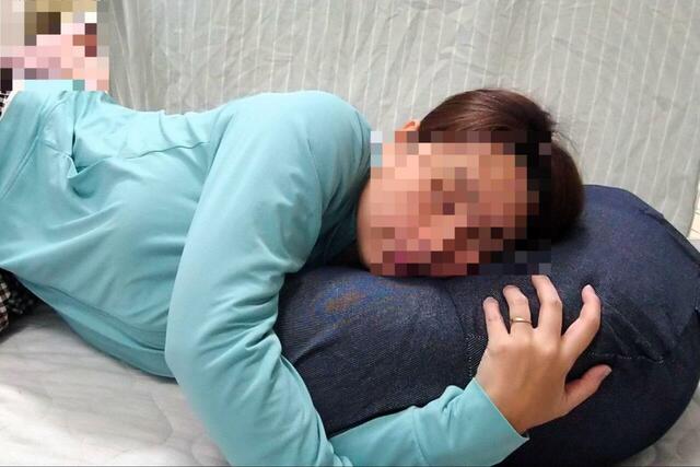 【ニトリ レストクッション】横向き寝をすると左右の脚に抱きつけて快適！これができるのとできないのとでは満足度が違います