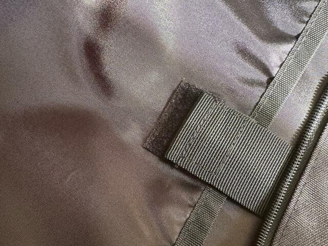 【ワークマン マルチポケット トートバッグ】中の1番大きいポケットは面ファスナー付き