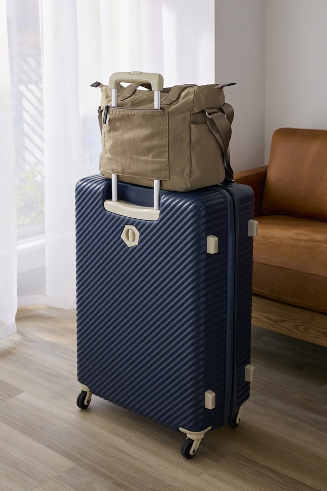 歩きながらでも持ち方を変えられる!5WAYバッグ