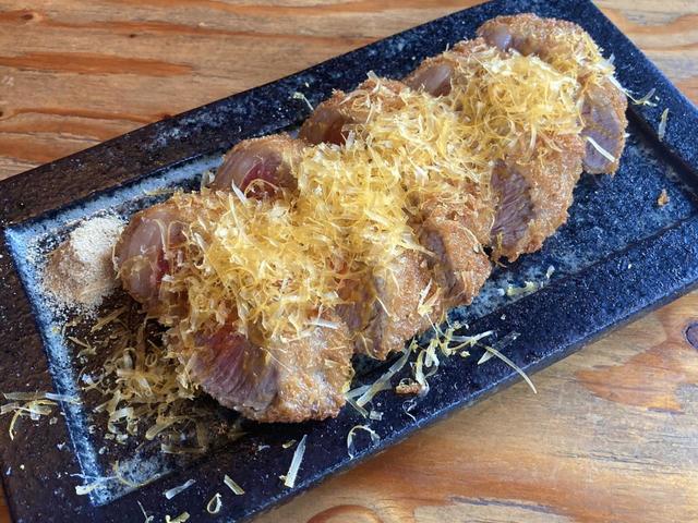 【ニショク】ミモレットのオレンジ色が映える、オージーラムを使った「ラムカツ!!」。徐々に火が入っていくのでなるべく早く味わいたい