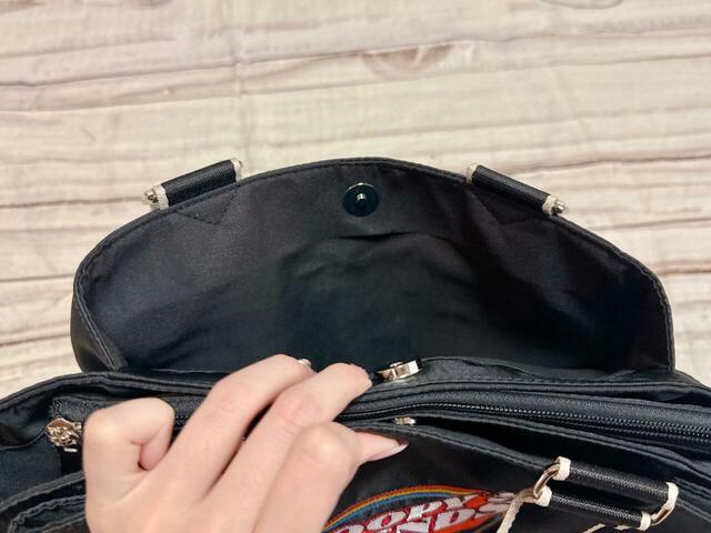 前面・背面の収納スペースにはマグネットボタン付き!