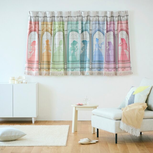 お城の窓辺のような遮光・遮熱カーテン「ディズニープリンセス」｜￥ 13,900～ 19,900 （税込）