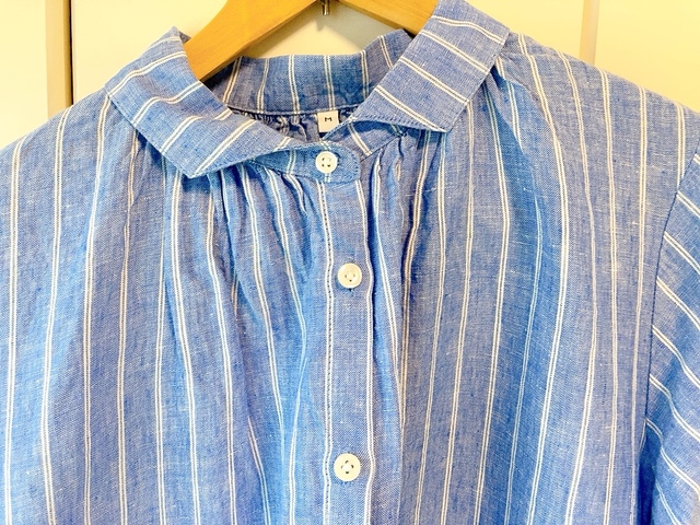 【無印良品 婦人 リネン 洗いざらし長袖シャツワンピース】襟と身頃のギャザーもポイント！