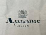 フロントに「Aquascutum」のロゴデザイン入り