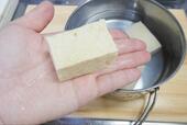 【豆腐 冷凍】形が崩れないように水気を絞ります