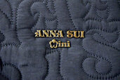 上品な「ANNA SUI mini」のロゴプレート