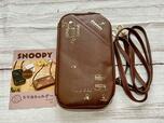 【SNOOPY（スヌーピー）タテでもヨコでも持てる！スマホショルダーBOOK BROWN】スマホショルダーとBOOK、ショルダーストラップが入っています