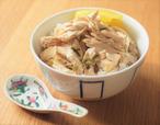 温かいご飯に裂いた鶏胸肉を乗せて、茹で汁と鶏油を回しかける。量はお好みで