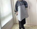 【スリーコインズ バイカラーレインポンチョ】首元もボタンがあり、可愛らしい
