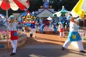 【TDR】ディズニーキャスト約90名が「マネキンチャレンジ」に挑戦!